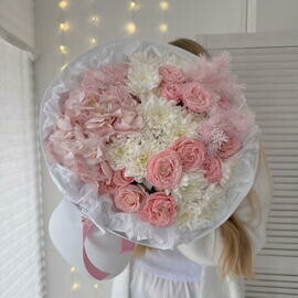 Авторский букет: розовая гортензия, Пионовидные розы, хризантема, аспарагус