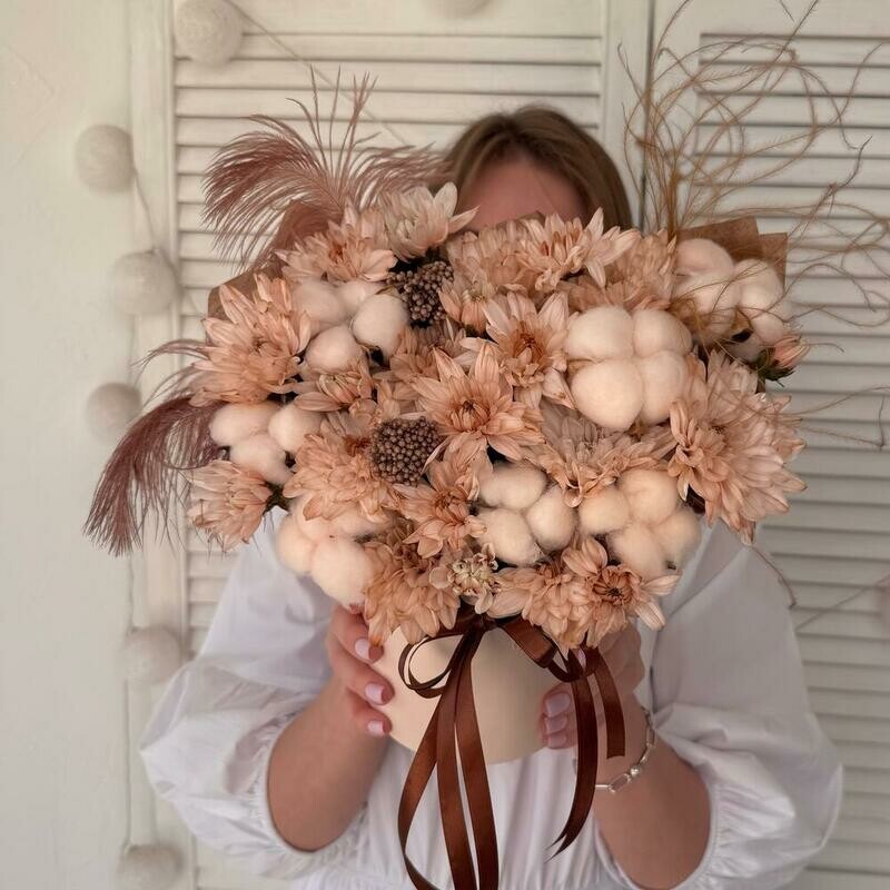 TCveti v korobke: bezhevaya hrizantema, natural_nij hlopok, dekorativnie perishki  Razmer S, standart