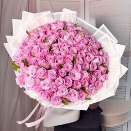 Buket iz 101 rozovoj rozi v beloj dizajnerskoj upakovke «Dlya lyubimoj»