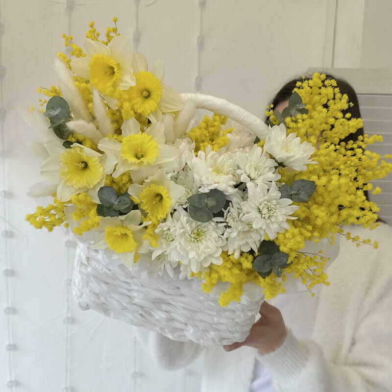 Korzina s tcvetami: mimoza, nartcissi, hrizantema, standart