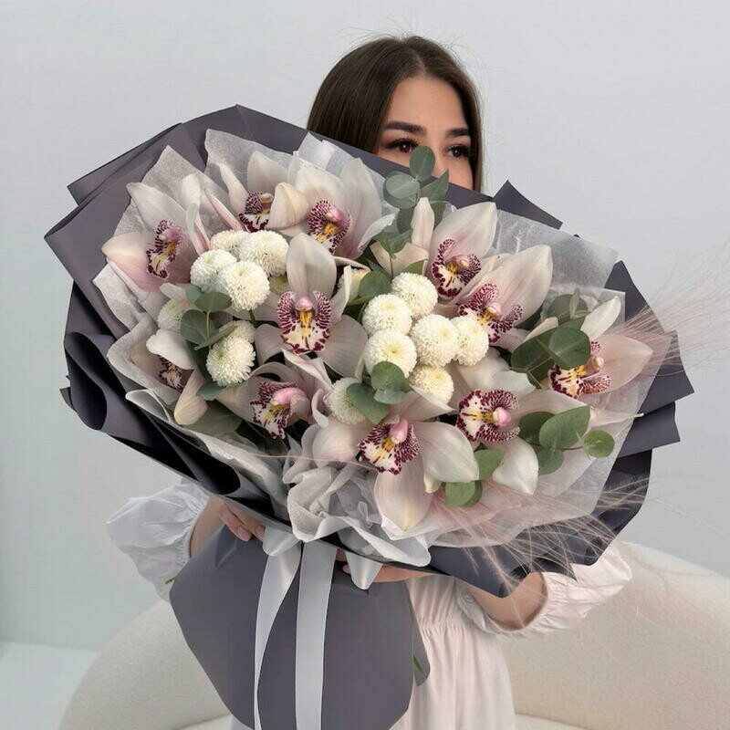 Avtorskij buket: orhideya tcimbidium, hrizantema, evkalipt Razmer M, standart