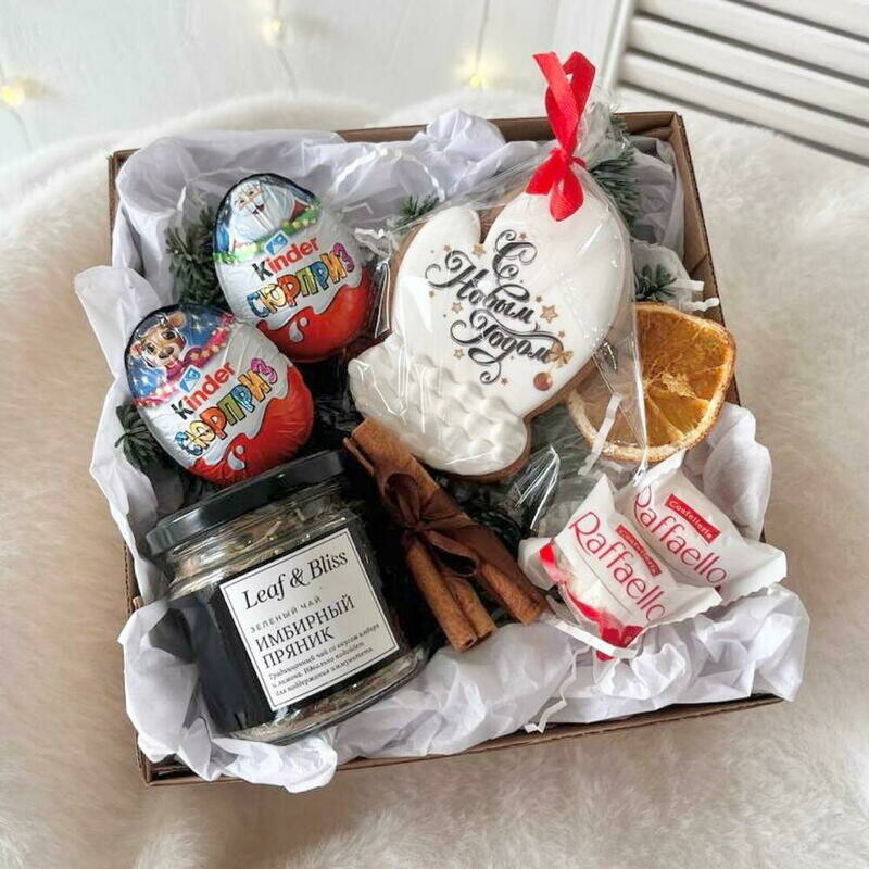 Podarochnij nabor : avtorskij chaj, pryaniki, kinder syurpriz, koritca K novomu godu, standart