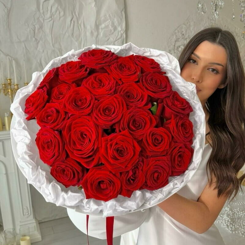 Букет красных роз 25 штук в дизайнерской упаковке  Размер М (СРЕДНИЙ), стандартный