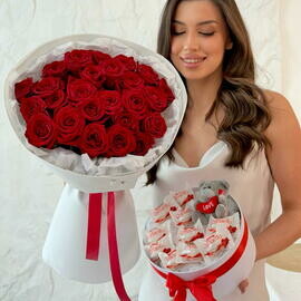 Подарочный набор: букет из красных роз 25 штук + коробка с Рафаэлло и мишкой 