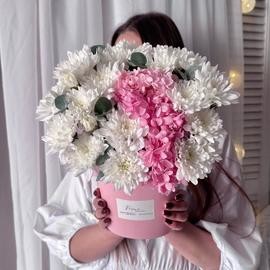 TCveti v korobke: gortenziya, hrizantema, vetochki evkalipta