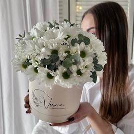 TCveti v korobke: romashkovaya hrizantema i vetochki evkalipta