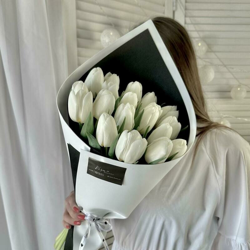 19 белых тюльпанов в дизайнерской упаковке, стандартный