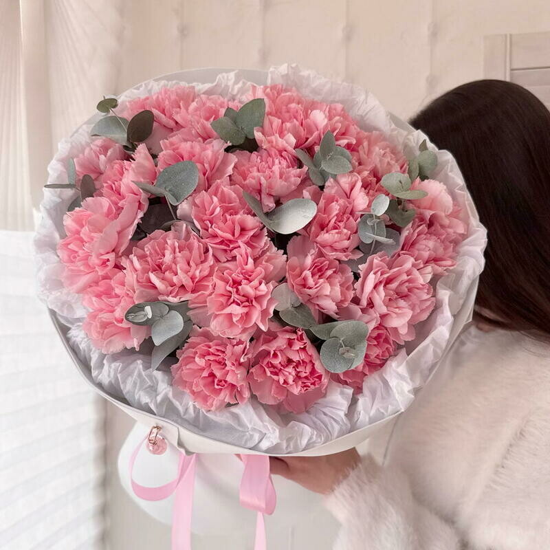 Нежный букет диантусов с веточками эвкалипта, стандартный