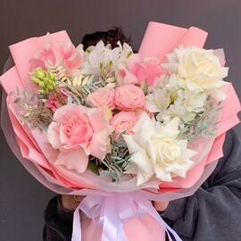 Большой букет белых и розовых французских роз Кружево из роз