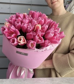 Bol_shoj buket iz rozovih tyul_panov