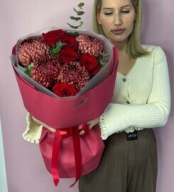 Buket iz krasnih roz i odnogolovih hrizantem bordo