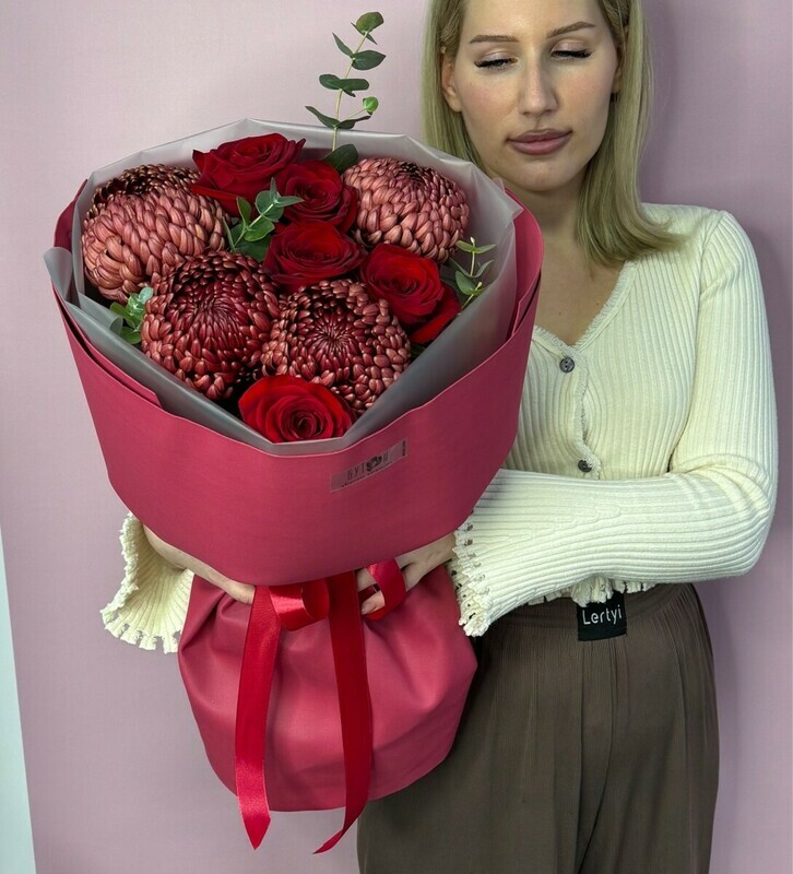 Buket iz krasnih roz i odnogolovih hrizantem bordo, standart