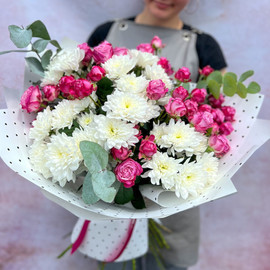 Bouquet of bush roses and chrysanthemums