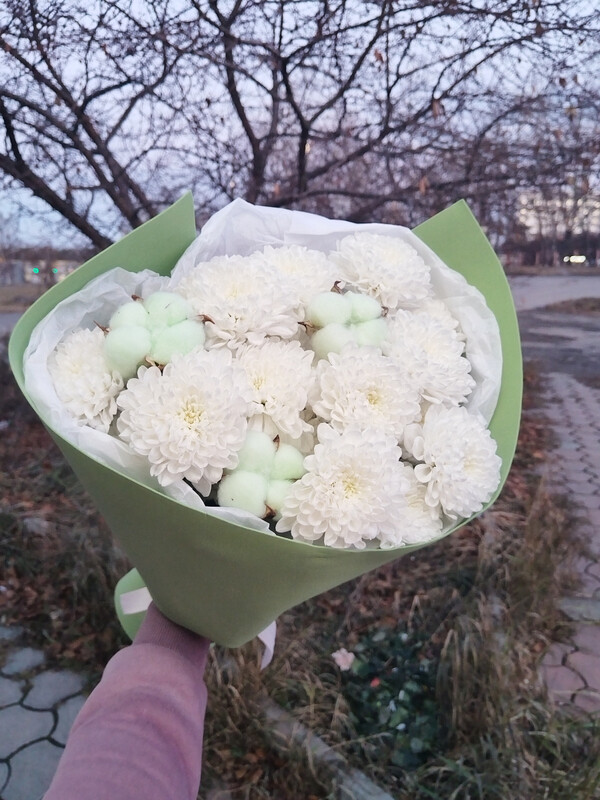 Buket iz hrizantemi s myatnim hlopkom (3 sht), standart