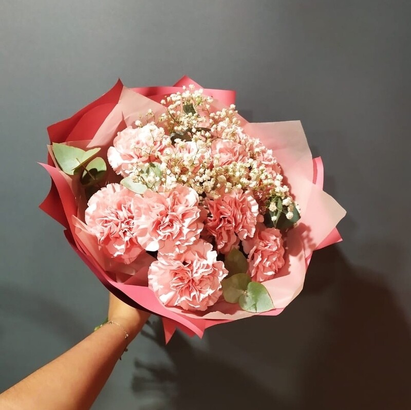 Букет из розовой гвоздики и белой гипсофилы (11 шт), стандартный