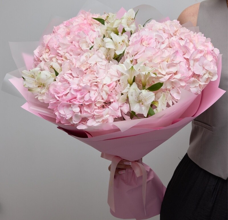 Авторский букет с розовой гортензией и альстермерией (7 шт), стандартный