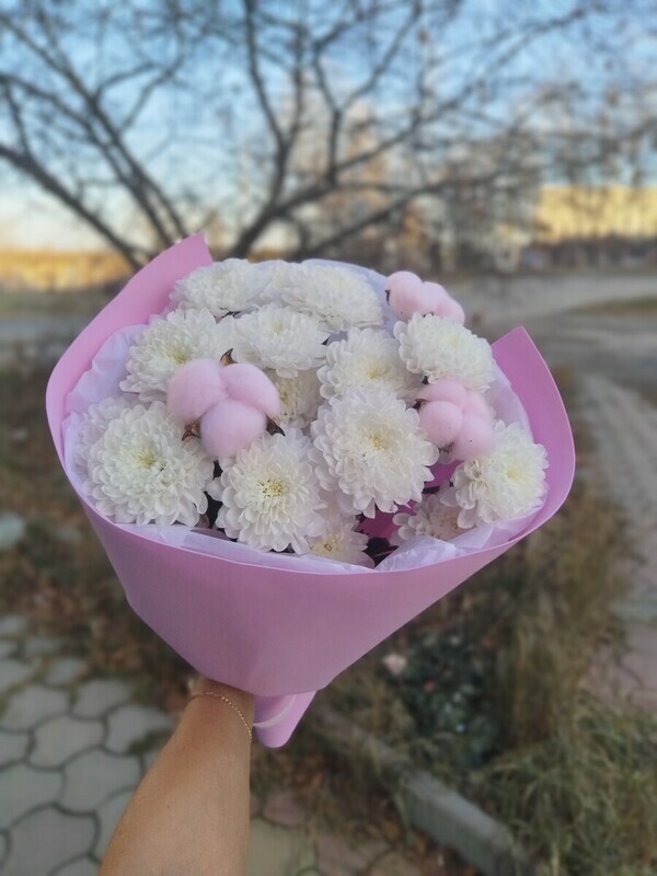 Букет из белых хризантем и голубого хлопка (3 шт), стандартный