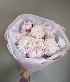 Buket iz nezhnoj hrizantemi i nezhno-rozovogo hlopka (3 sht)