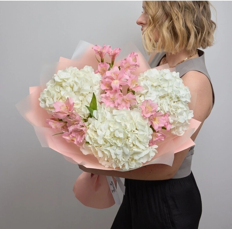 Авторский букет из белой гортензии и розовой альстермерии (7 шт), стандартный