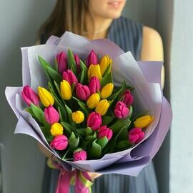 YArkij vesennij buket 25 tyul_panov miks, fuksiya i zheltie, raznotcvetnij buket iz tyul_panov na 8 Marta