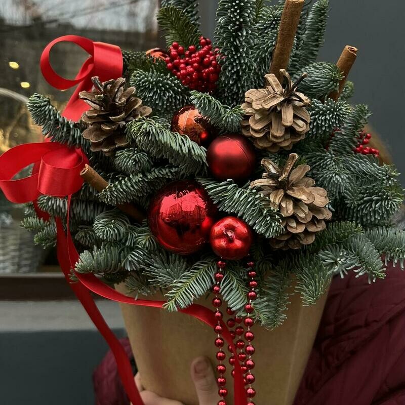 Еловые живые ветки в крафт коробки в красном оформлении, стандартный