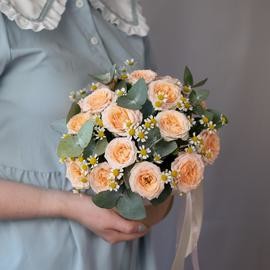 Milaya kompozitciya iz kustovih roz i romashek v kraftovoj korobke "Letnij zakat"