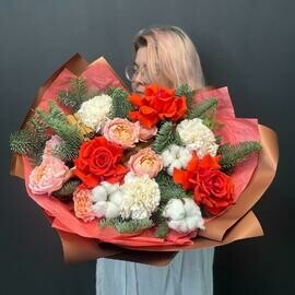 Zimnij buket s alimi frantcuzskimi rozami i koritcej