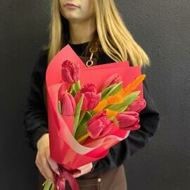 Яркий букет с тюльпаном и лагурусом