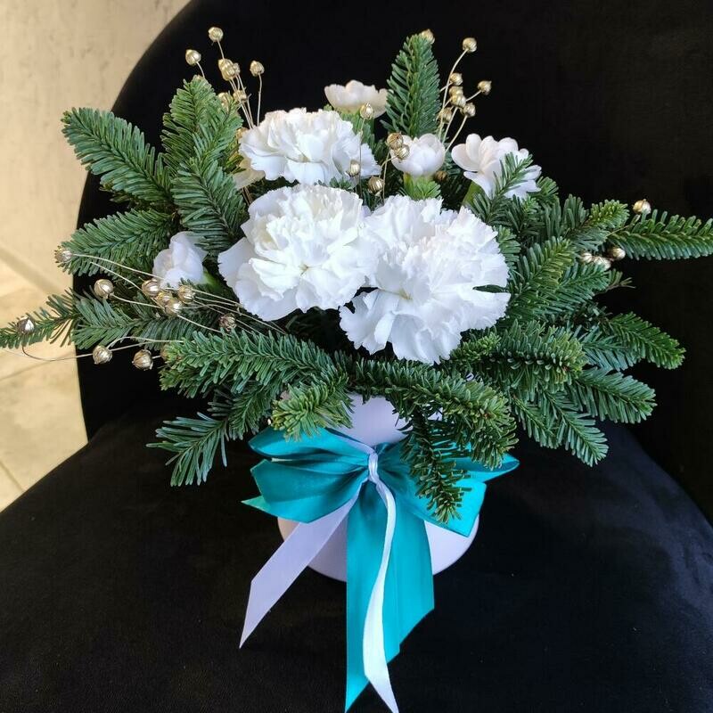 Новогодняя композиция с нобилисом и диантусами, стандартный