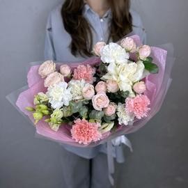 Nezhnost_. Buket iz diantusov, kustovih roz, al_stromerii, frantcuzskoj rozi i evkalipta