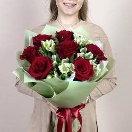 Ocharovatel_nij buket krasnih roz s beloj al_stromeriej