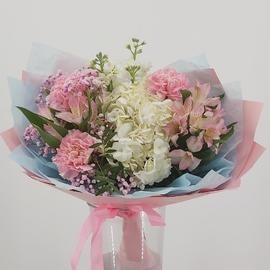 Avtorskij buket iz gortenzii, diantusov, al_stromerij i mattioli