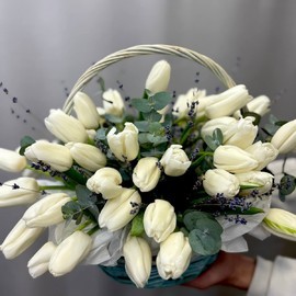 Корзина с тюльпанами