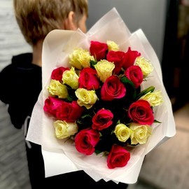 Букет 25 Кенийских роз микс 