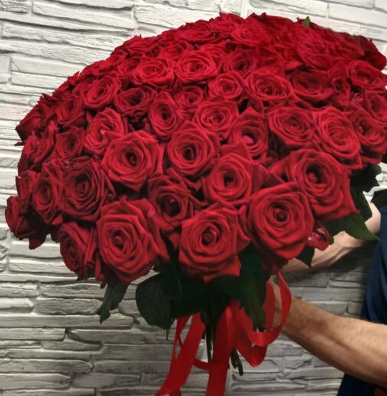 Buket 101 Roza Red Naomi, premium