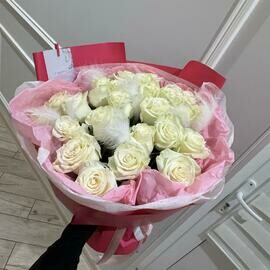 Букет из белых роз в оформлении