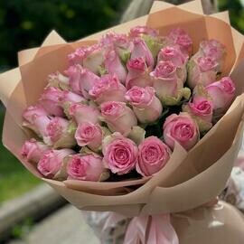 Букет розовых роз в милом узоре