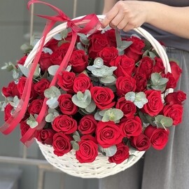 Korzina iz 51 krasnoj rozi i zeleni