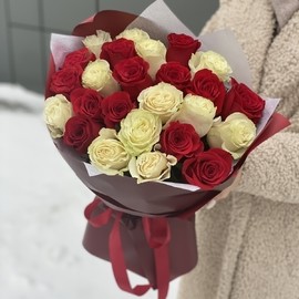 Букет Влюбленный взгляд из красных и белых роз в оформлении