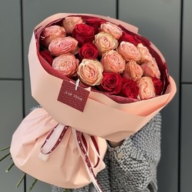 Букет Дыхание пламени из красных роз и роз сорта Кахала