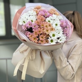 Buket Siyayushaya ulibka iz vetok hrizantemi miks