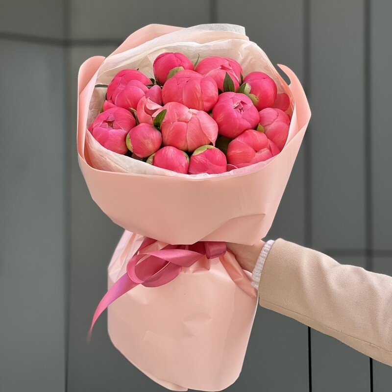 Coral Charm bouquet of 13 peonies, buket korall sharm iz 13 pionov