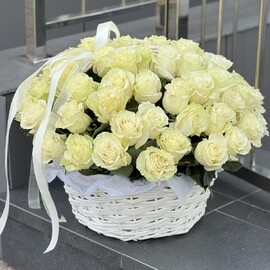 Корзина Аваланж из 65 белых роз