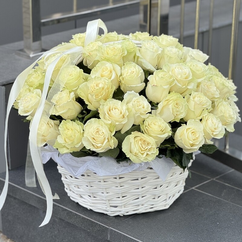 Корзина Аваланж из 65 белых роз, корзина аваланж из 65 белых роз