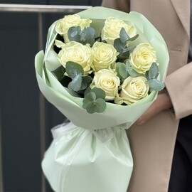 Букет Белоснежка из белых роз и эвкалипта