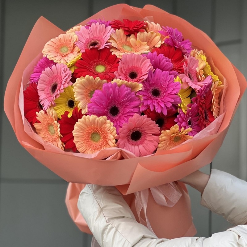 Букет Королева сердца из гербер и зелени, букет королева сердца из 31 герберы и зелени