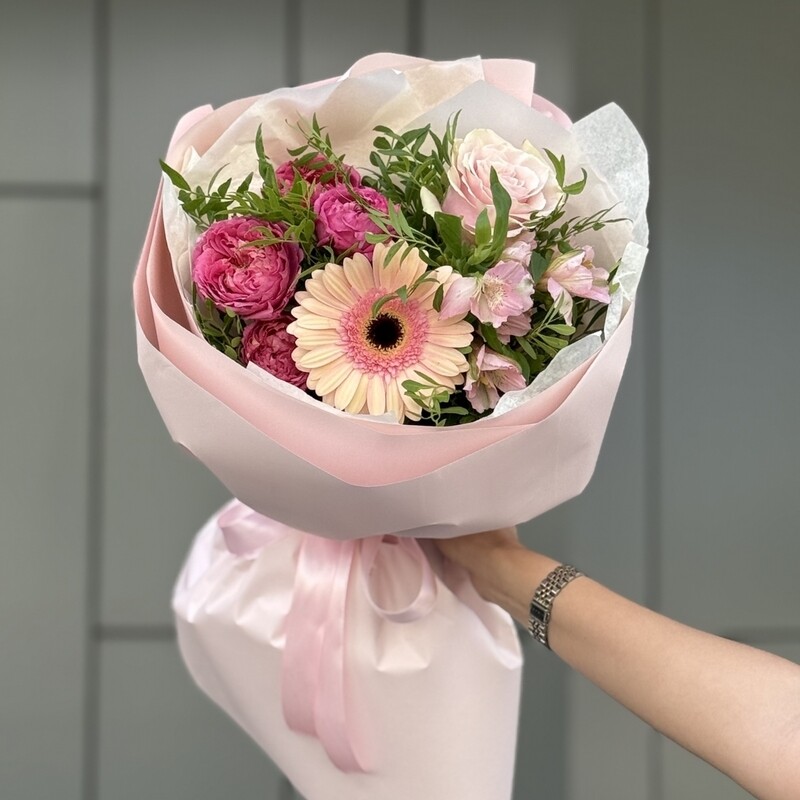 Букет Предвкушение из герберы, роз и альстромерии, стандартный