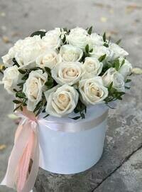 Kompozitciya iz belih roz