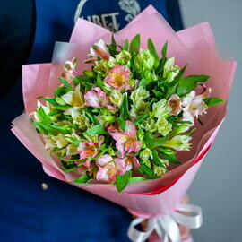 Букет из розовых и белых альстромерий в розовом оформлении 1674