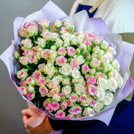 Buket nezhnih kustovih roz v oformlenii 1673